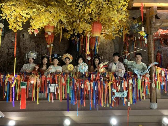 逛市集、看演出、登高祈福……昨天这里超热闹
