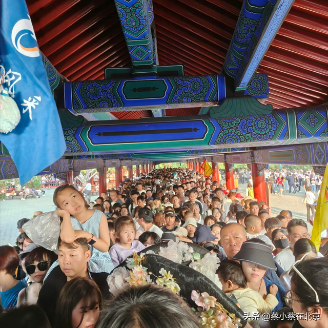2025年国庆节假期，北京天坛公园发生的真实场景画面，压根走不动