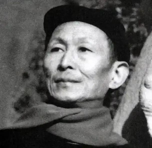 天安门悬挂的为啥不是毛主席的照片，反倒是要挂主席的画像？