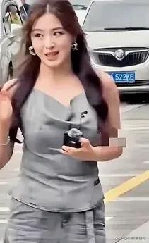 张含韵路透照胖胖的，和精修图差别较大，真实状态下和普通人一样
