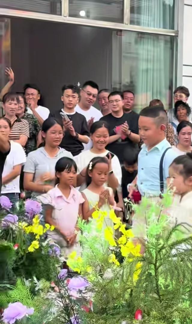 小花童单膝跪地“打样”！这场婚礼的意外，藏着最动人的浪漫