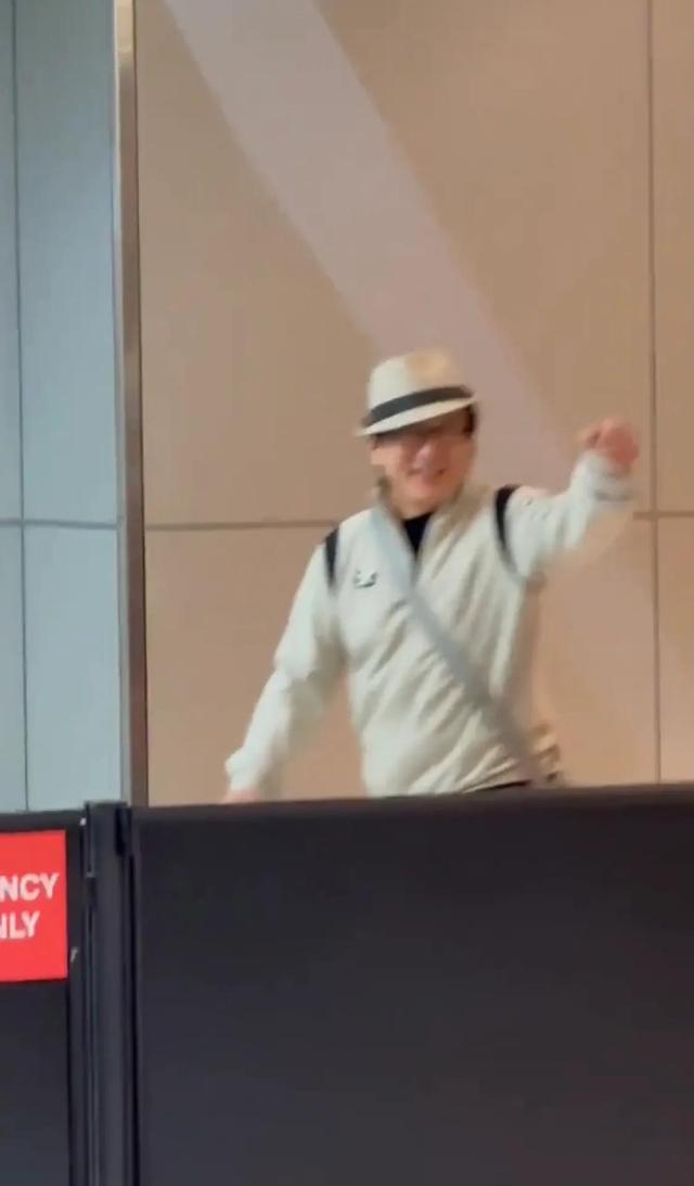 成龙主动招呼刘亦菲来合影，她穿紧身瑜伽裤三角区不明显，她很瘦