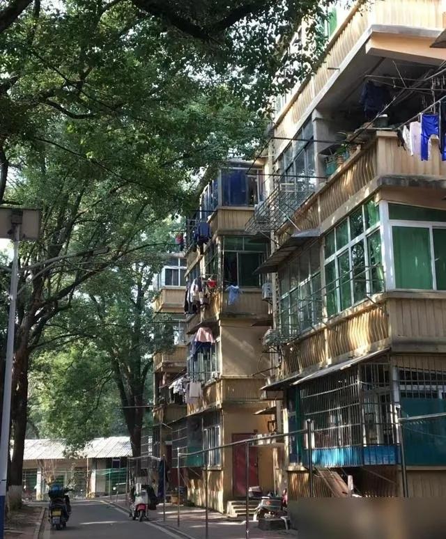 老破小要被疯抢？官方定调：2025年起，持有这两类房子的人或受益