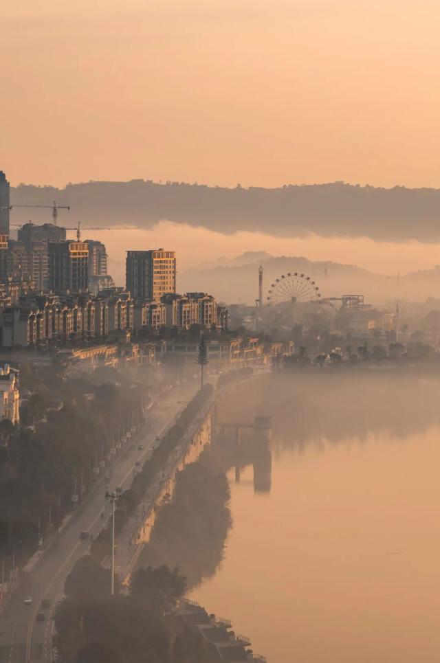 被重庆光芒掩盖，这座小城被一碗“刨猪汤”带火，景点几乎免费看