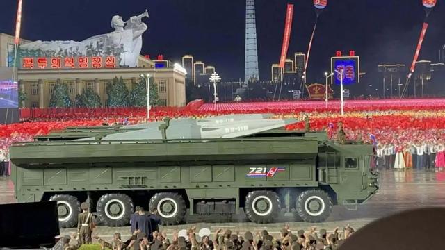 朝鲜集中展示新型武器装备