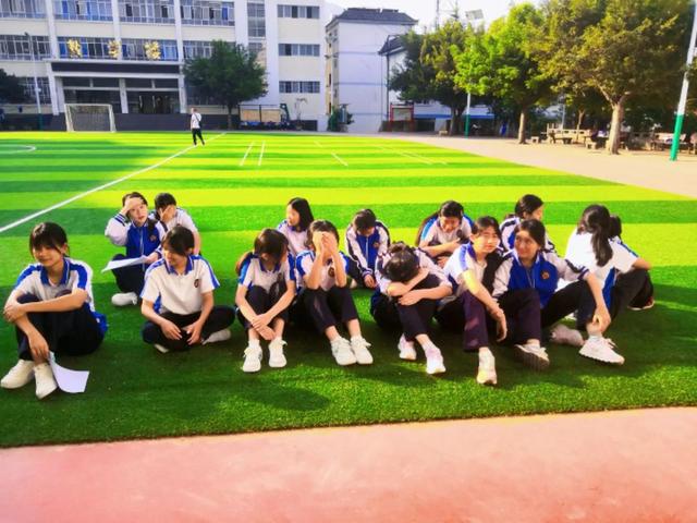 广西一初中女学霸给厕所写了一副对联，校长看到后都表示佩服不已