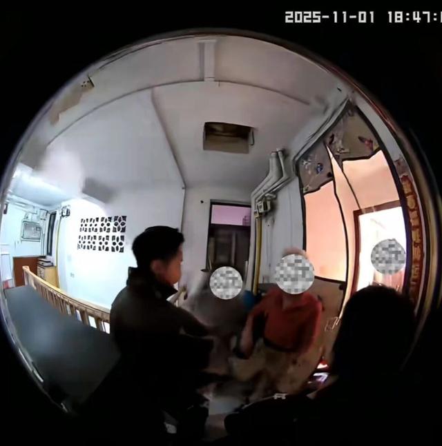 坏人变老了？女子劝邻居别乱扔垃圾被群殴，最大动手者81岁，女子已退租：不接受任何调解！