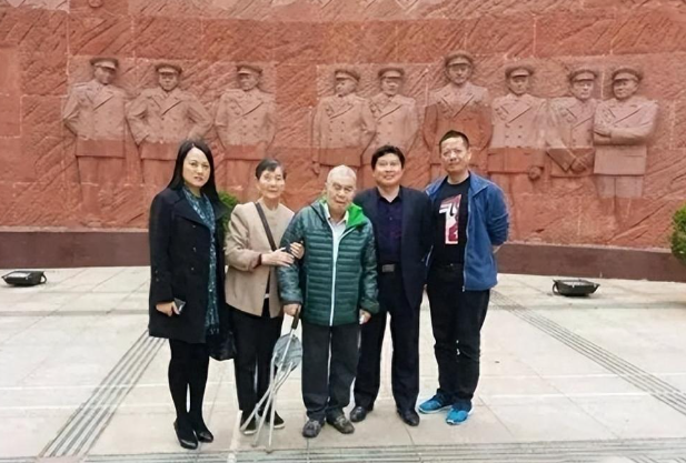 他误以为父亲是国军团长，53岁时被政府告知：你是红军首长的儿子