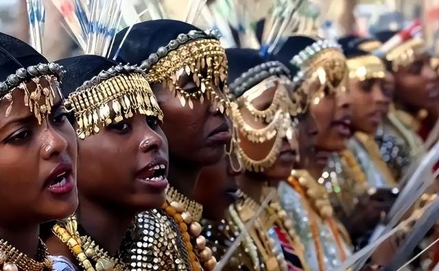 非洲的“黄金部落”：酋长有80个老婆，就连女性的内衣都是镶金的