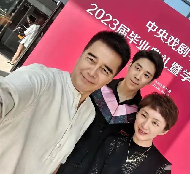 许亚军和儿子同框拍摄时尚大片，这是他和前妻何晴的孩子，叫许何