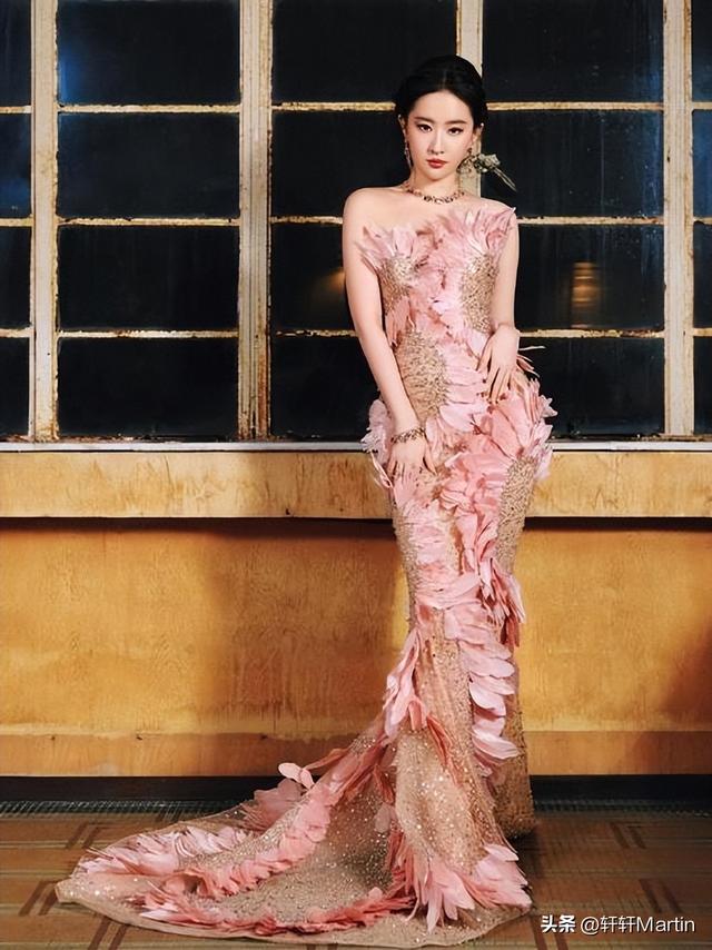 刘亦菲逛LV店被偶遇	，试衣专注忘镜头，网友：这“骨相”太能打了