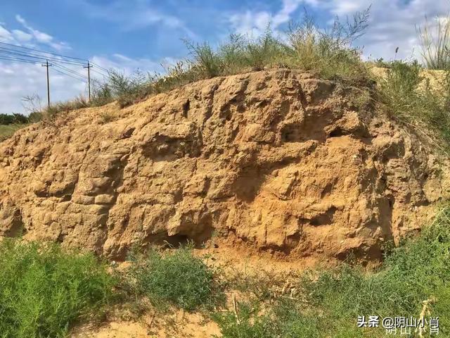 行走包头市昆都仑区战国赵北长城遗址公园