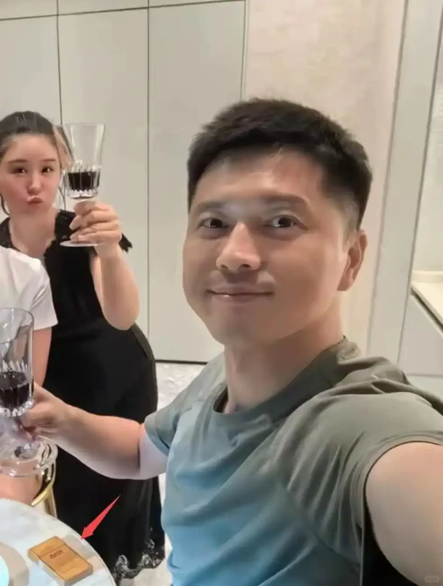 王雷李小萌北京豪宅庆生，吃仨菜被嘲小气，却因桌上的一盒烟圈粉