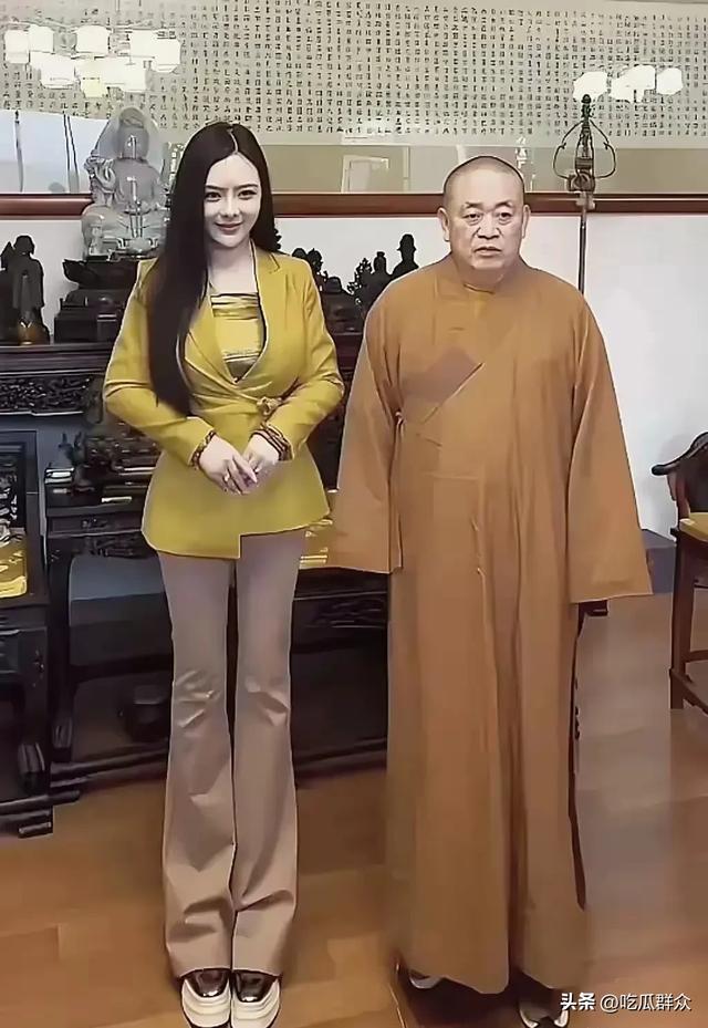 释永信与美女的同框，他笑起来的时候挺憨厚的，同框个个都是美女