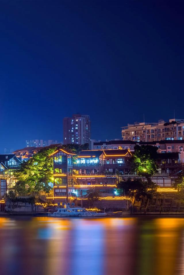 被重庆光芒掩盖，这座小城被一碗“刨猪汤”带火，景点几乎免费看