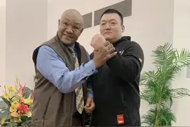 痛心！重量级拳王福尔曼去世，张君龙落泪：我的师傅，一路走好图片