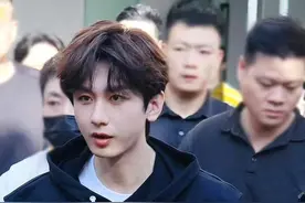 成毅最新路透，天哪，这不是帅气男高一枚嘛图片