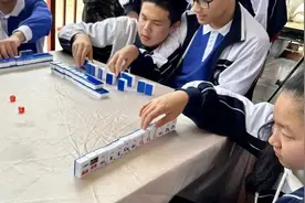 学生课堂上“打麻将”？和（hú）了！电解水反应凑齐……图片