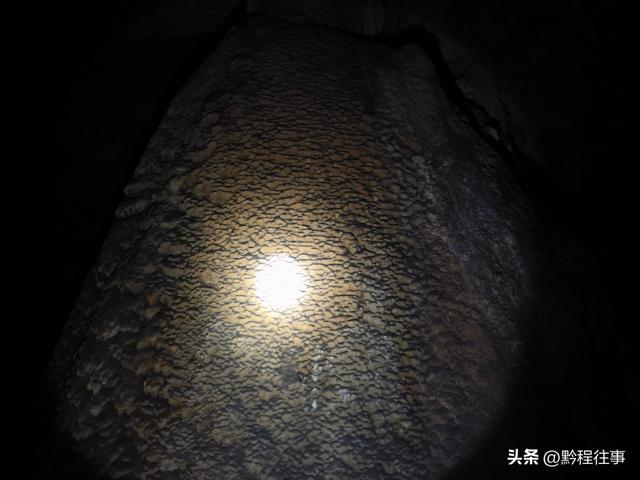 偏远乡野中寻找一个古寺遗址，探险一个深邃溶洞