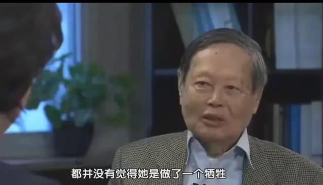 演都不演了！杨振宁去世仅4天，恶心的一幕出现，结局大快人心