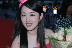 分手多年，赖文峰出狱后早已娶妻生子，杨钰莹为何仍至今未婚？图片