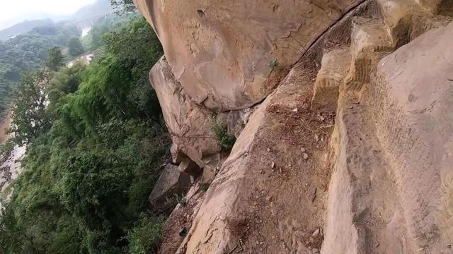 重庆渝北水库边发现神秘悬崖洞，传闻是旧时大地主私藏财宝的据点