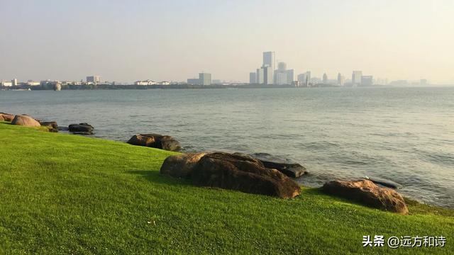 秋日出行有许多适宜的城市，以下为你推荐五座：