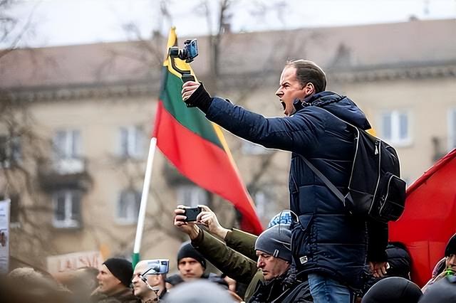 经济崩了	，盟友全跑了，和中国决裂的欧洲小国，现在想找中国填坑