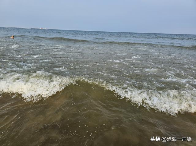 海边的快乐，喧嚣声与海浪声的交织，欢乐声与浪涛声的交融……