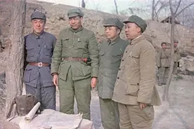 1949年，苏联人拍摄的西北野战军，彭老总穿衣朴素，敢死队在攻城图片