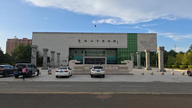 双鸭山市博物馆一楼两展厅每天延长开放至晚8点