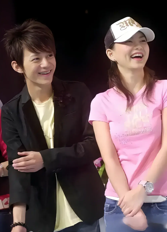 李湘风波再发酵！家境被扒底朝天，父母身份曝光，原来何炅没说错