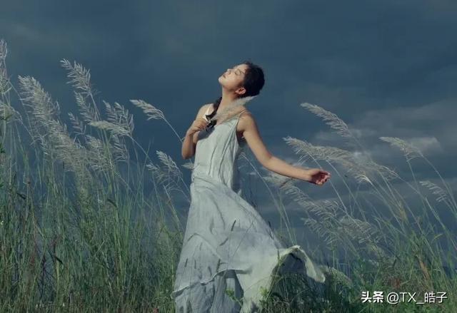 去旅行吧,去看看这个世界,在配上这个文案,选一张照片。