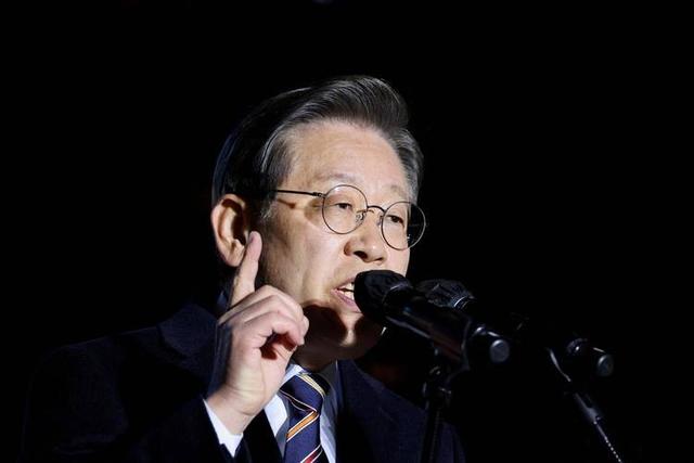 10天倒计时，韩国被逼上“绝境”，特朗普一张口就要4000亿，李在明签还是不签？