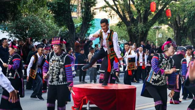 绿春长街古宴 | 精彩回顾：民族文化大巡游 街头掀起“最炫民族风”