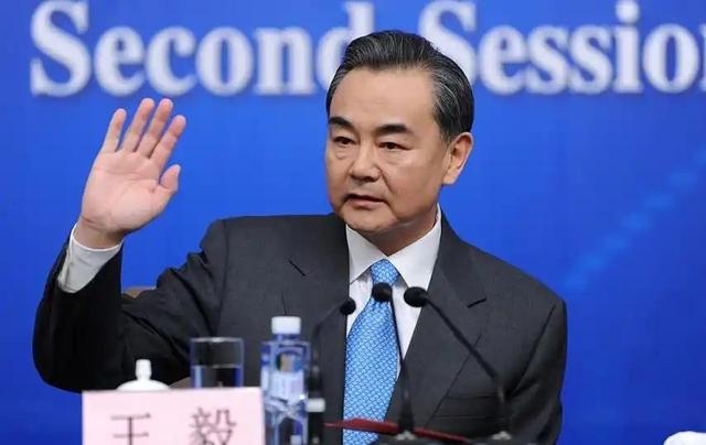 风向在变，日本就历史问题道歉，王毅准备登机访日，中方安排特殊