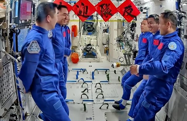 神舟二十一号成功发射！空间站现6名航天员同飞，为何夜间出征？