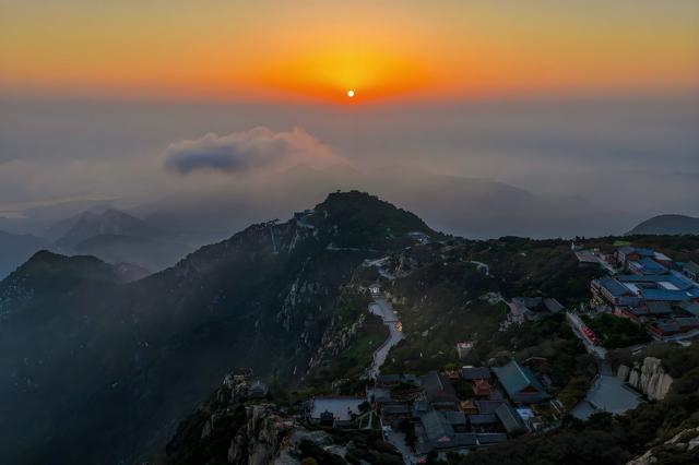 岱顶夕照：天地共染鎏金时