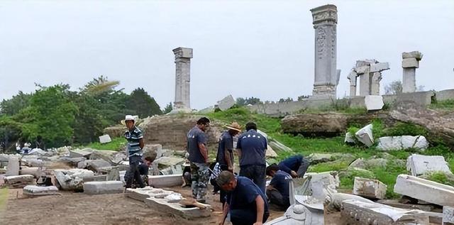 圆明园被毁150年后，专家准备对其修复时	，意外发现50000多件文物