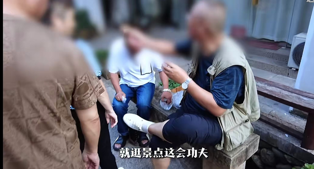 活久见！湖北小伙报团旅行，大妈车上当众大便，全员被臭的捂鼻子