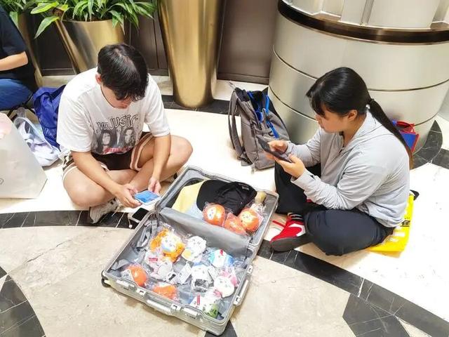 上海南京路又在大大大排排排长队！有人带着拉杆箱买买买，注意！这天起不用预约