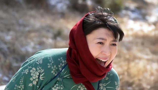 越扒越有，被人民网点名后，闫学晶又被曝身份造假	，成名史太精彩