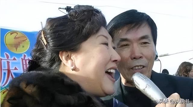 77岁何庆魁自爆已再婚：去年领证妻子比他年轻，直言需要被照顾