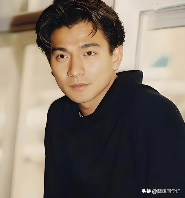 心酸！65岁港星景区打工，当年比肩刘德华，现如今成了酒糟鼻老汉