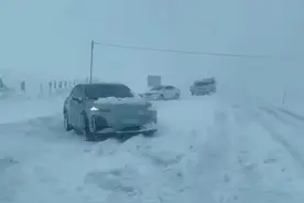 南方还在穿短袖，而此地突降大雪！多车被困图片