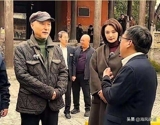 71岁陈佩斯逛关帝庙，穿老式棉袄被粉丝围堵，合照姿势太圈粉