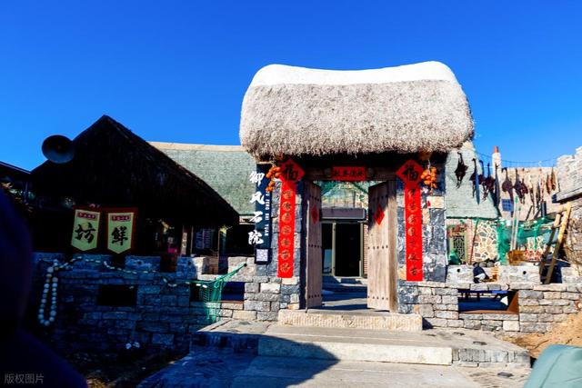 山东这座“天鹅村”美到窒息！百年海草房藏着胶东最暖的冬日童话