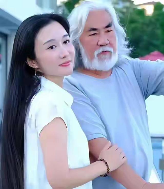 麻烦大了！张纪中再迎噩耗，老夫少妻弊端显露，不是年龄这么简单