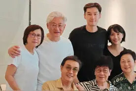 胡歌和老婆最新同框照！90后娇妻素颜现身娇俏可人，穿情侣装很甜图片