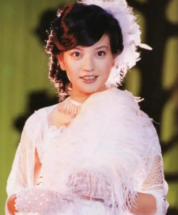 三重身份全崩盘，赵薇看似走投无路，没想到她还有另一条后路